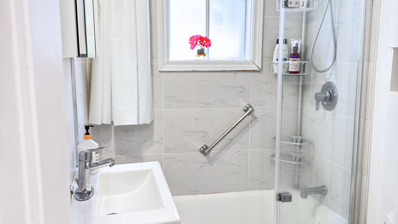 Photo of Bathroom in Cote-Des-Neiges—Notre-Dame-De-Grace