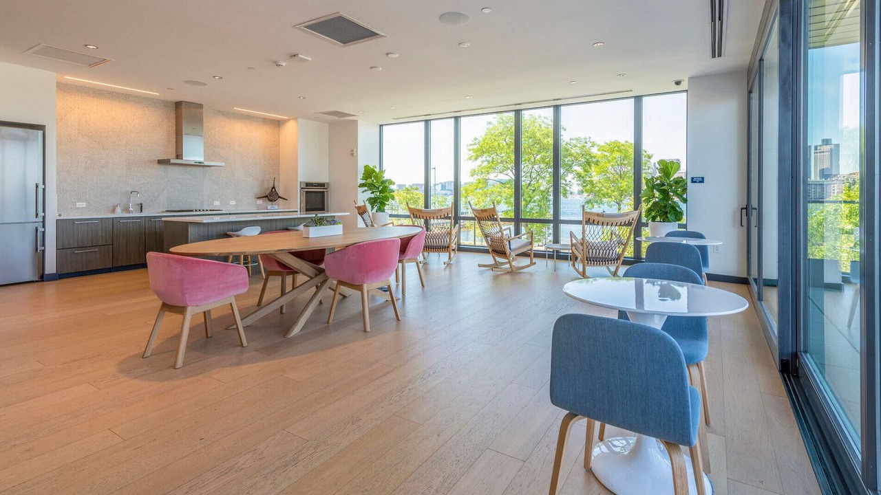 Photo of Others in Central-Maverick Square - Paris Street