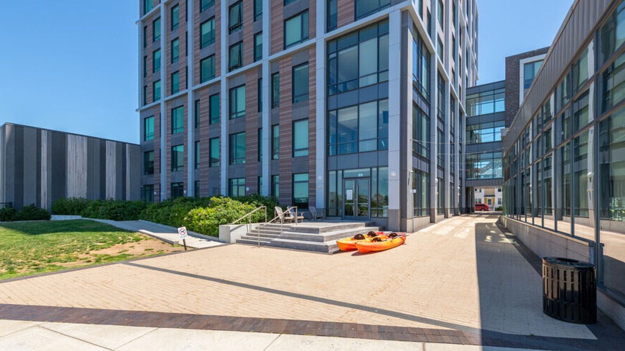 Photo of Outdoor in Central-Maverick Square - Paris Street