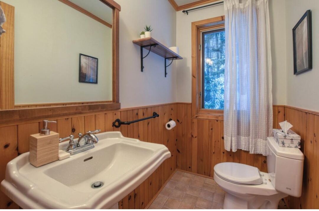 Photo of Bathroom in Les Pays-d'en-Haut Regional County Municipality