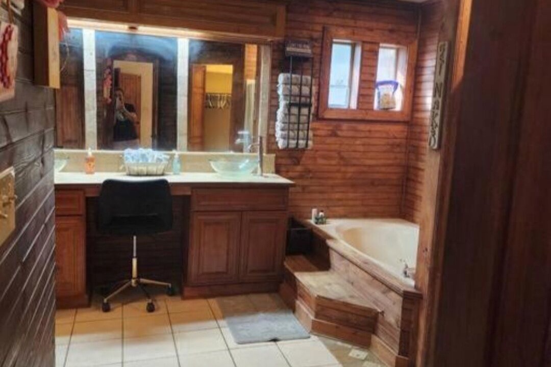 Photo of Bathroom in Deweyville