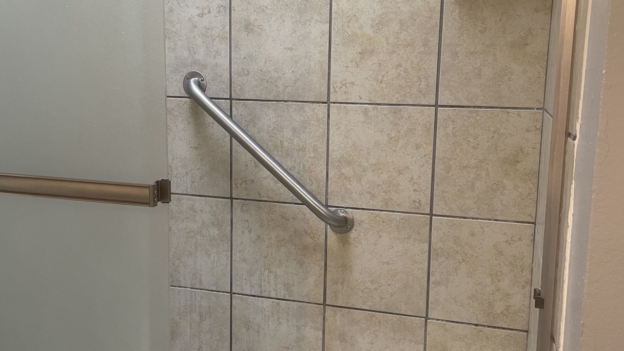 Photo of Bathroom in Groves Lincoln Park