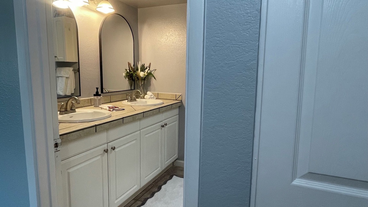 Photo of Bathroom in Groves Lincoln Park