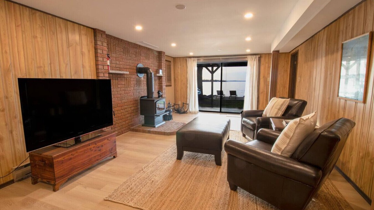 Photo of Livingroom in Victoria Harbour