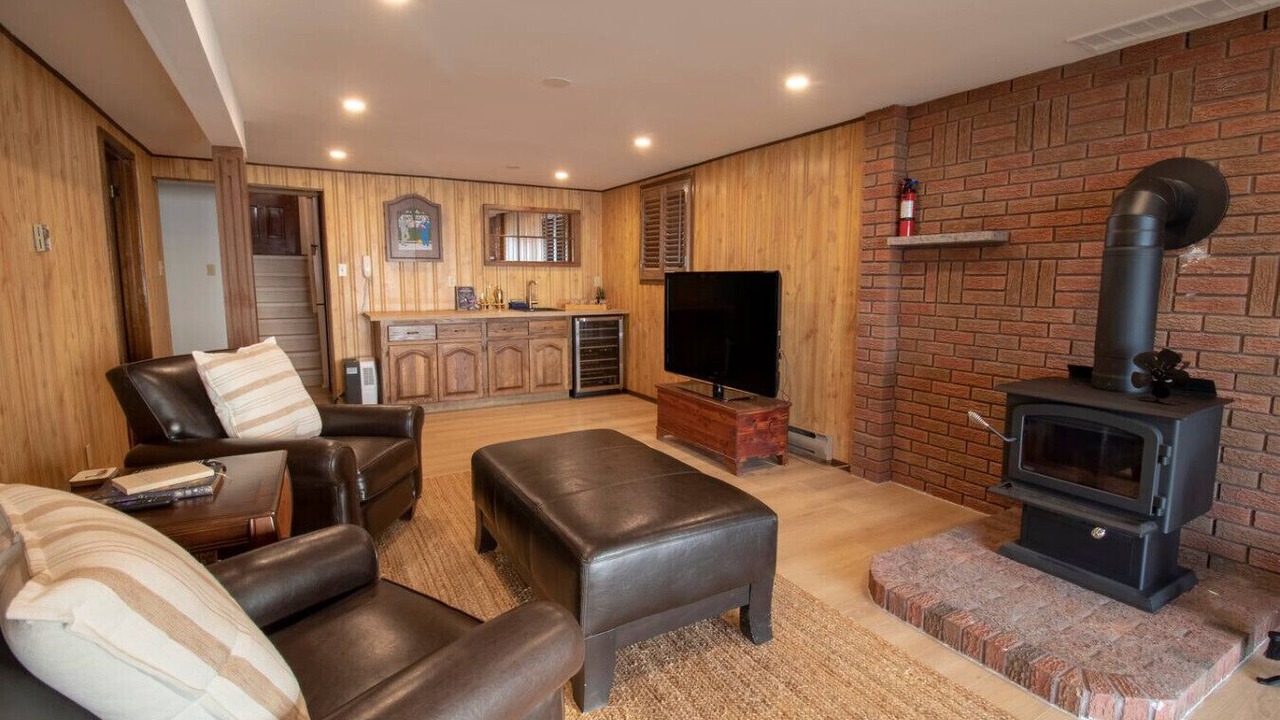 Photo of Livingroom in Victoria Harbour