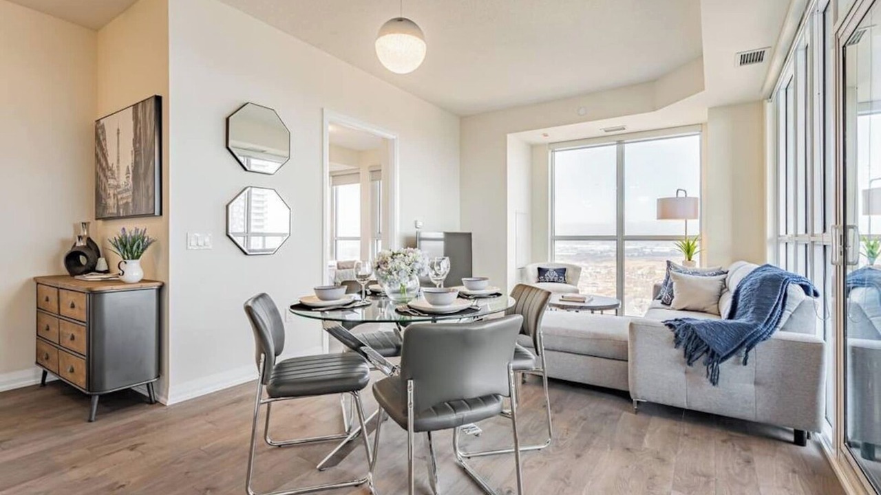 Photo of Livingroom in Hurontario