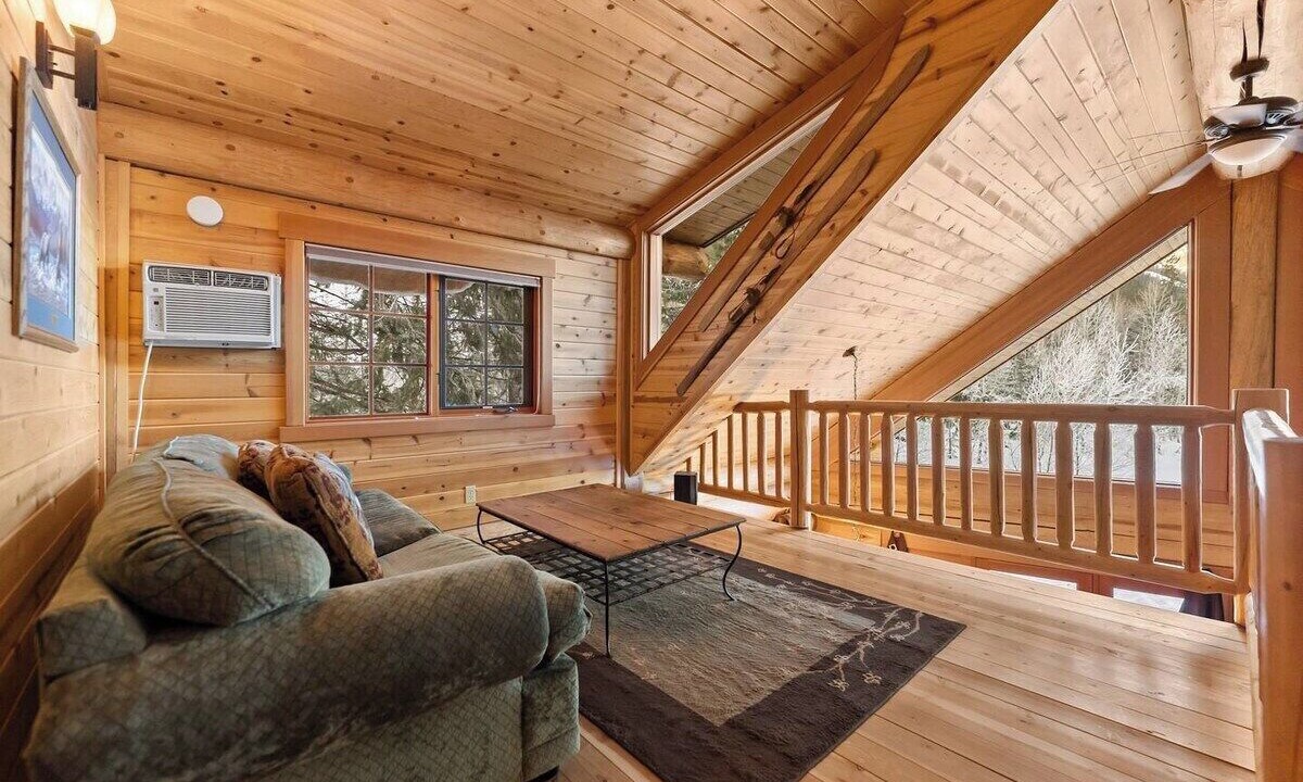 Photo of Livingroom in Mazama