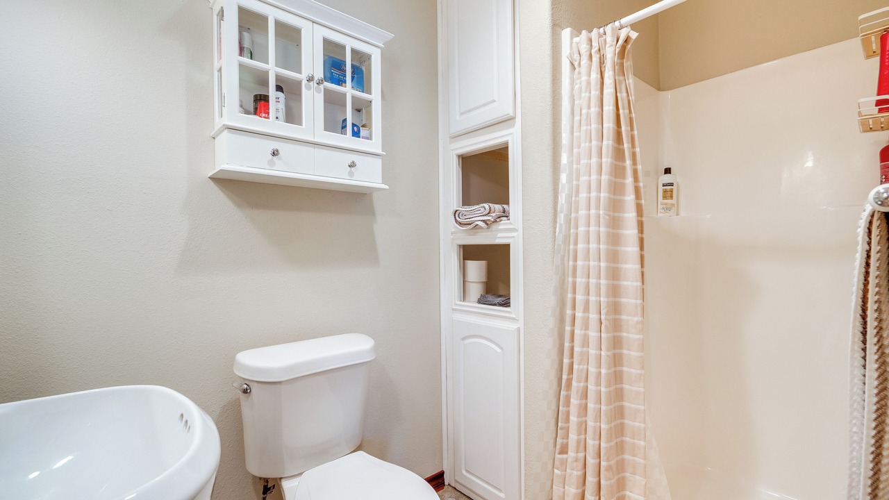 Photo of Bathroom in Wimbledon Falls