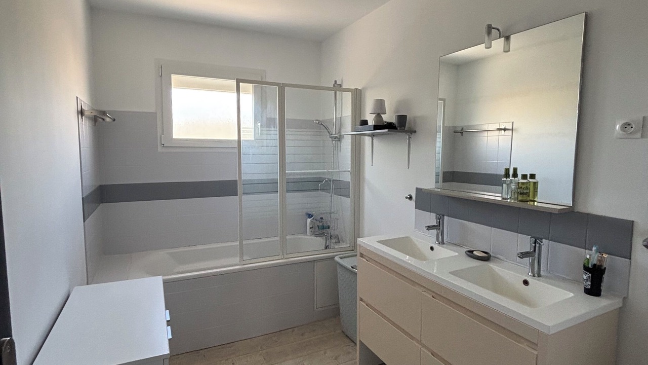 Photo of Bathroom in Flaux
