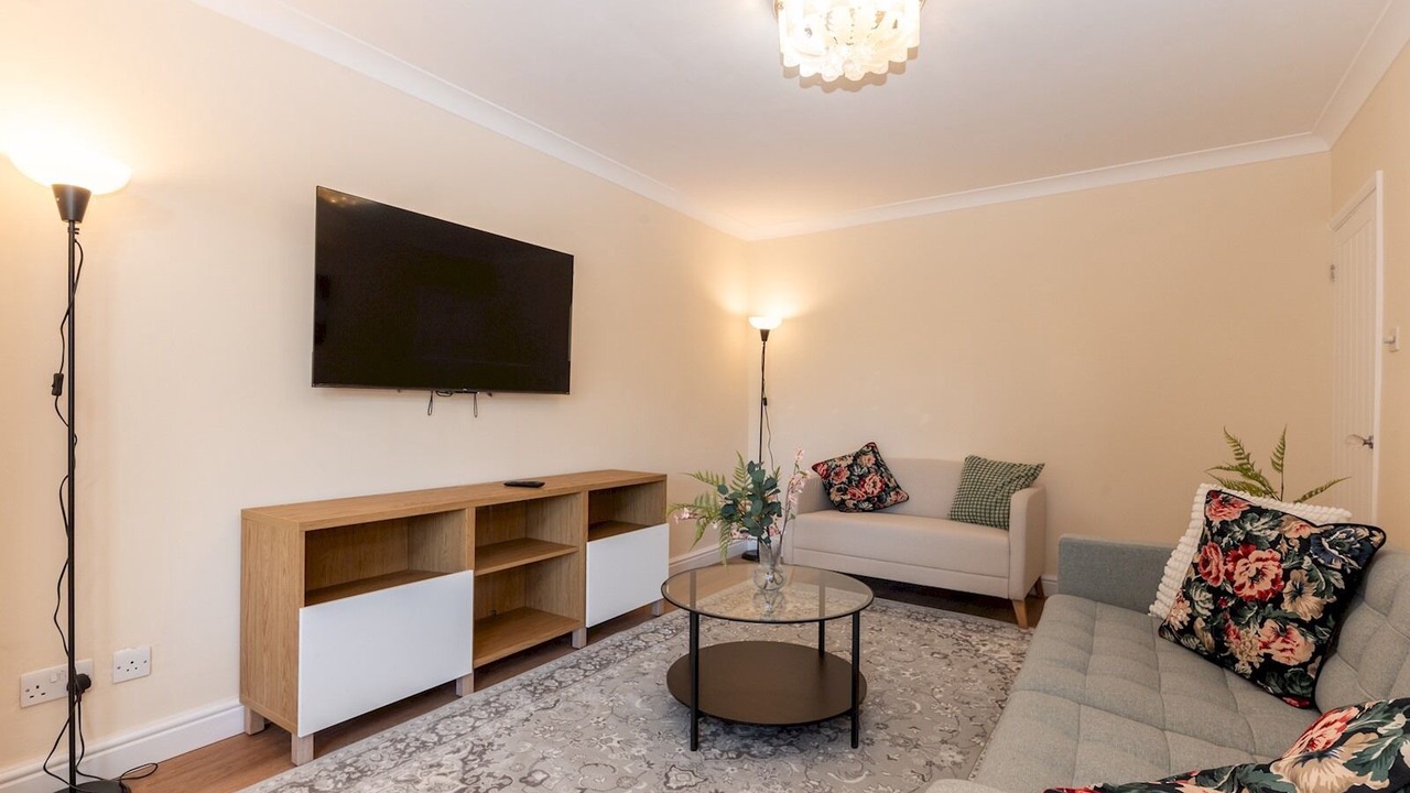 Photo of Livingroom in Chessington North and Hook