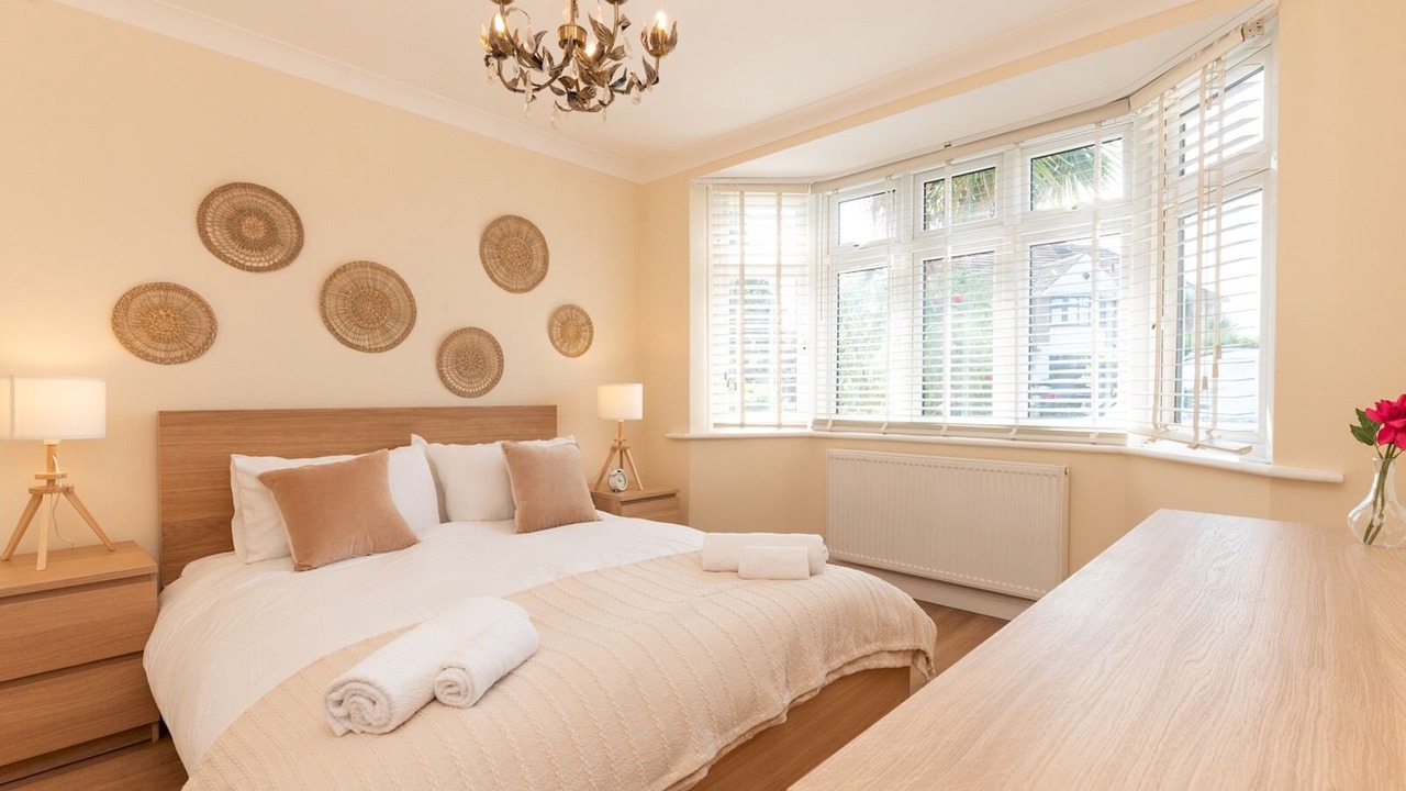 Photo of Bedroom in Chessington North and Hook