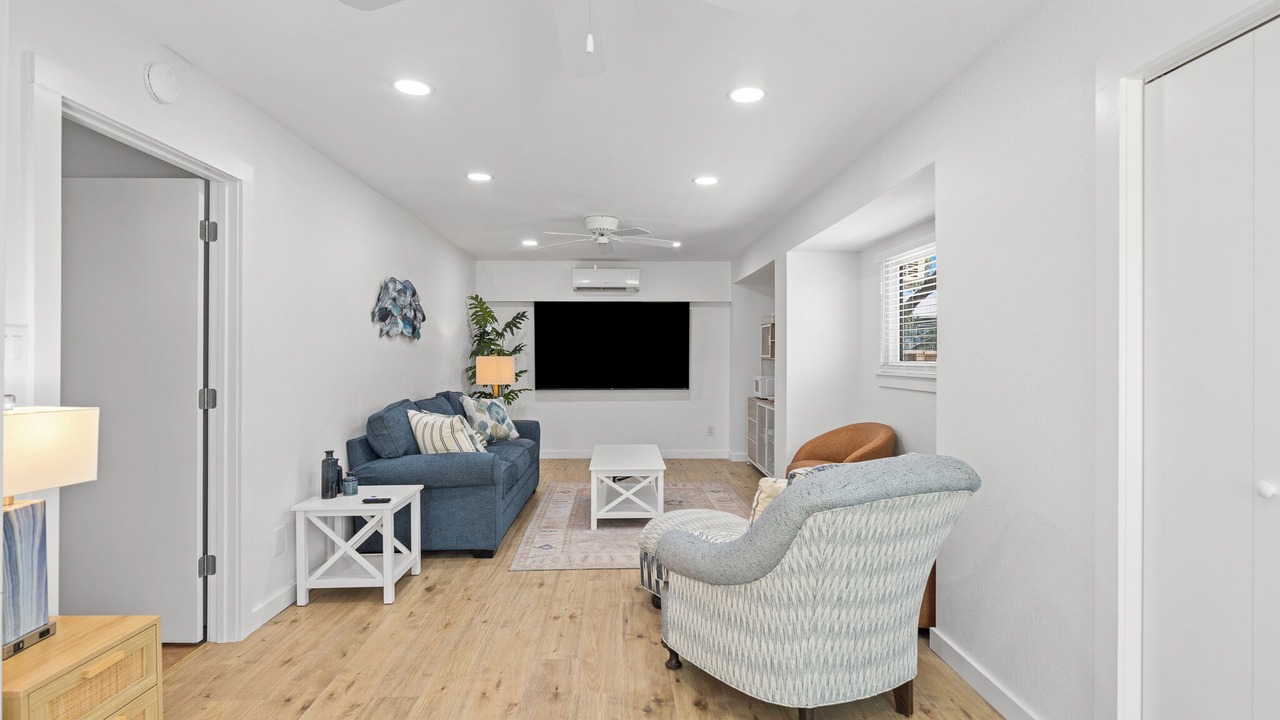 Photo of Livingroom in City-by-the Sea