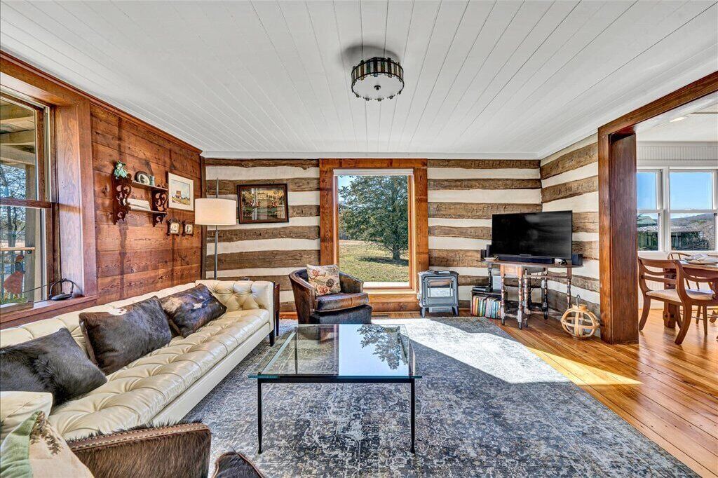 Photo of Livingroom in Lowesville