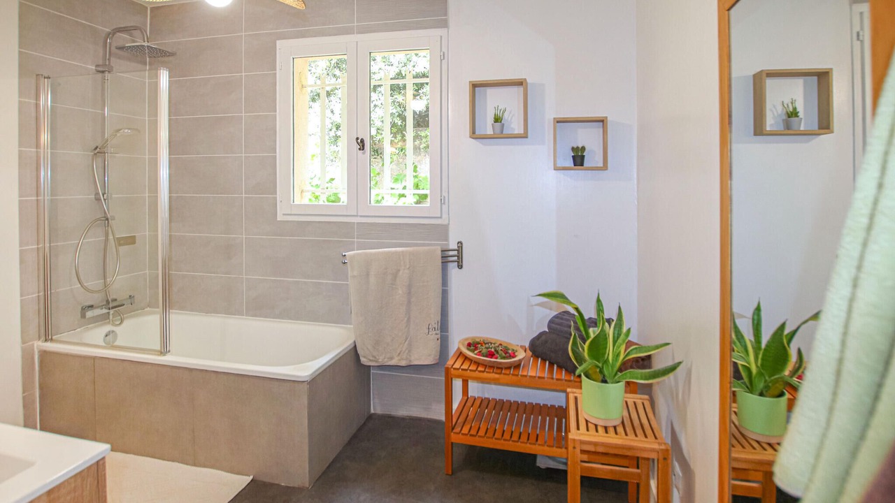 Photo of Bathroom in Tavel