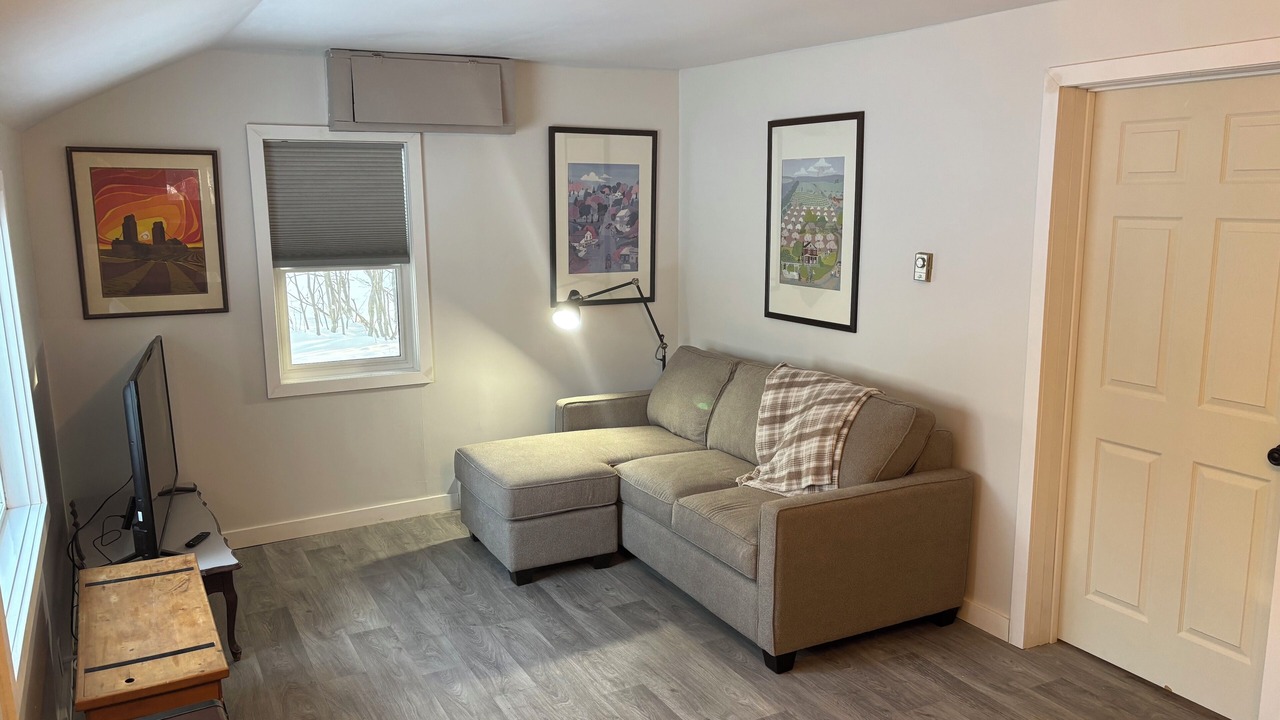 Photo of Livingroom in Division No. 16