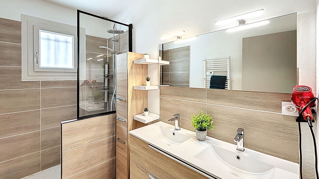 Photo of Bathroom in Lunel