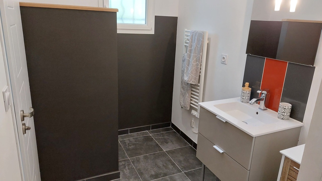 Photo of Bathroom in Saint Alban Auriolles