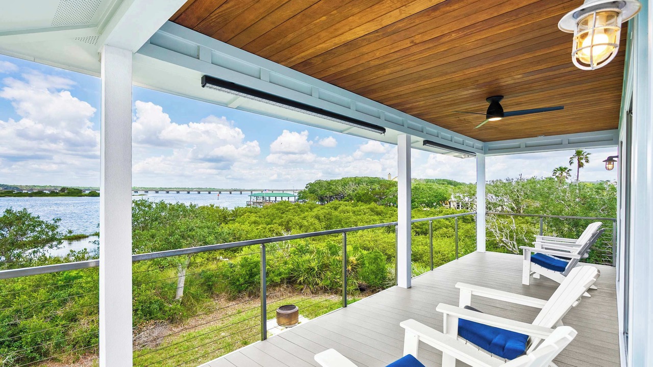 Photo of Patio Balcony in Crescent Beach