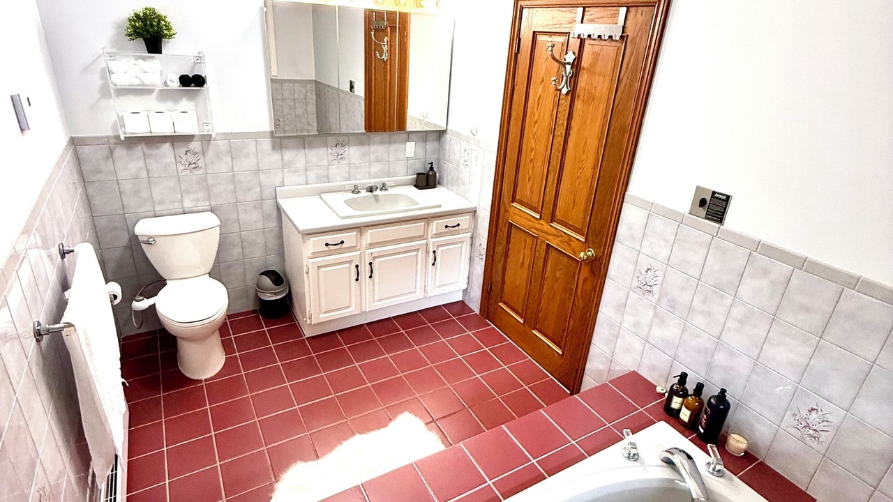 Photo of Bathroom in Mono