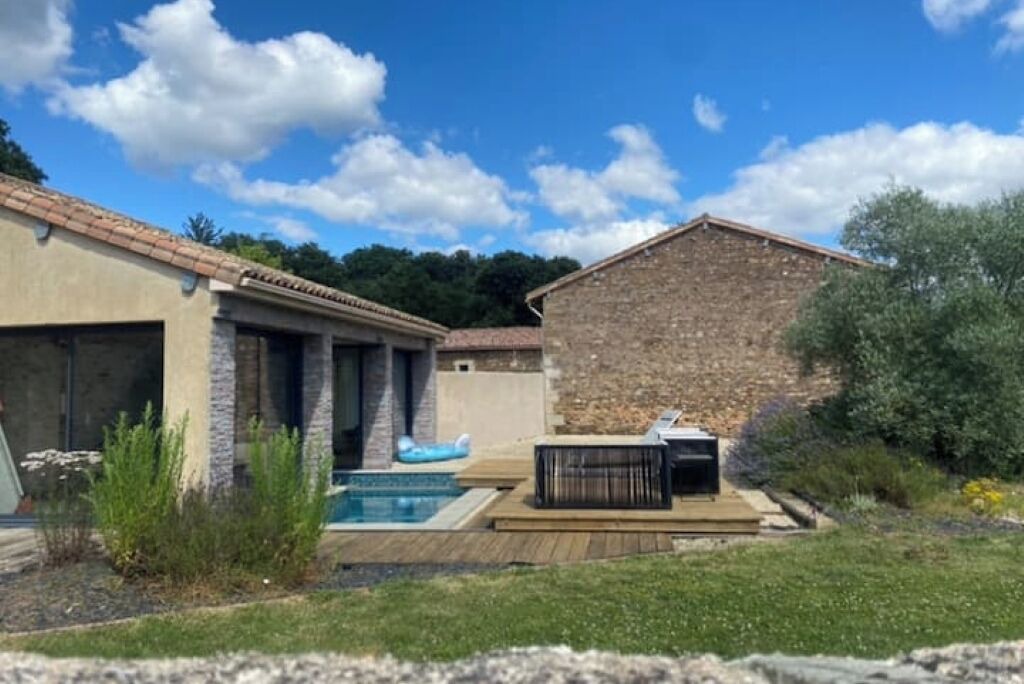 Photo of Outdoor in Le Retail