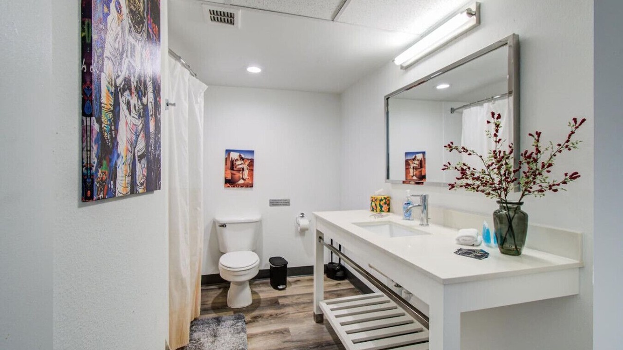 Photo of Bathroom in Greenway Plaza-Upper Kirby