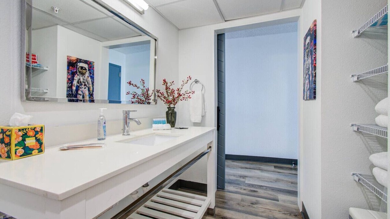 Photo of Bathroom in Greenway Plaza-Upper Kirby