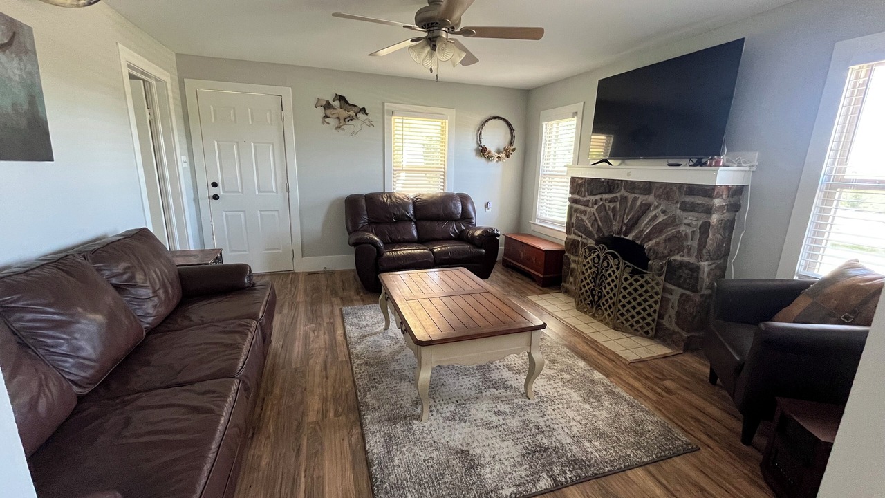 Photo of Livingroom in Bates
