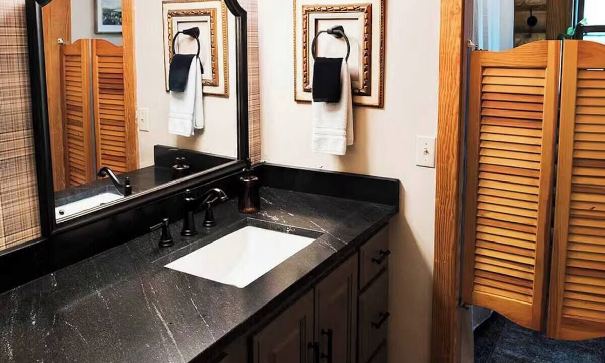 Photo of Bathroom in Huntcliff