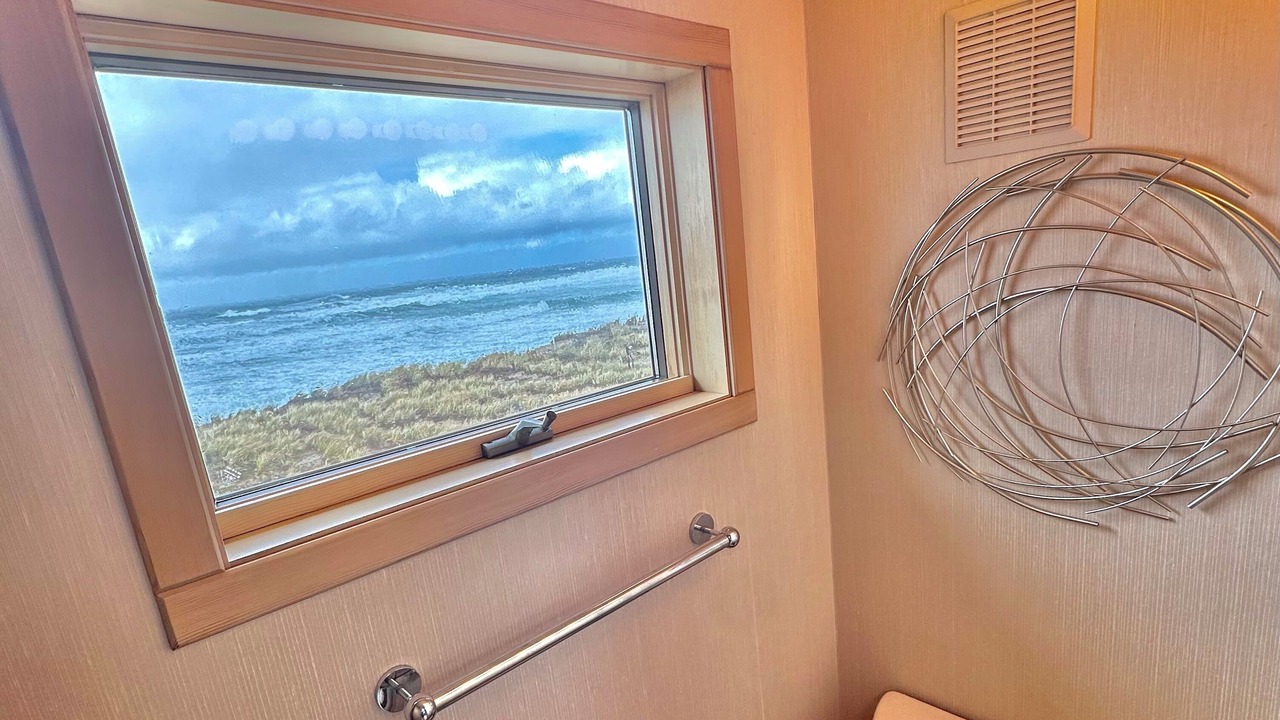 Photo of Bathroom in Gleneden Beach