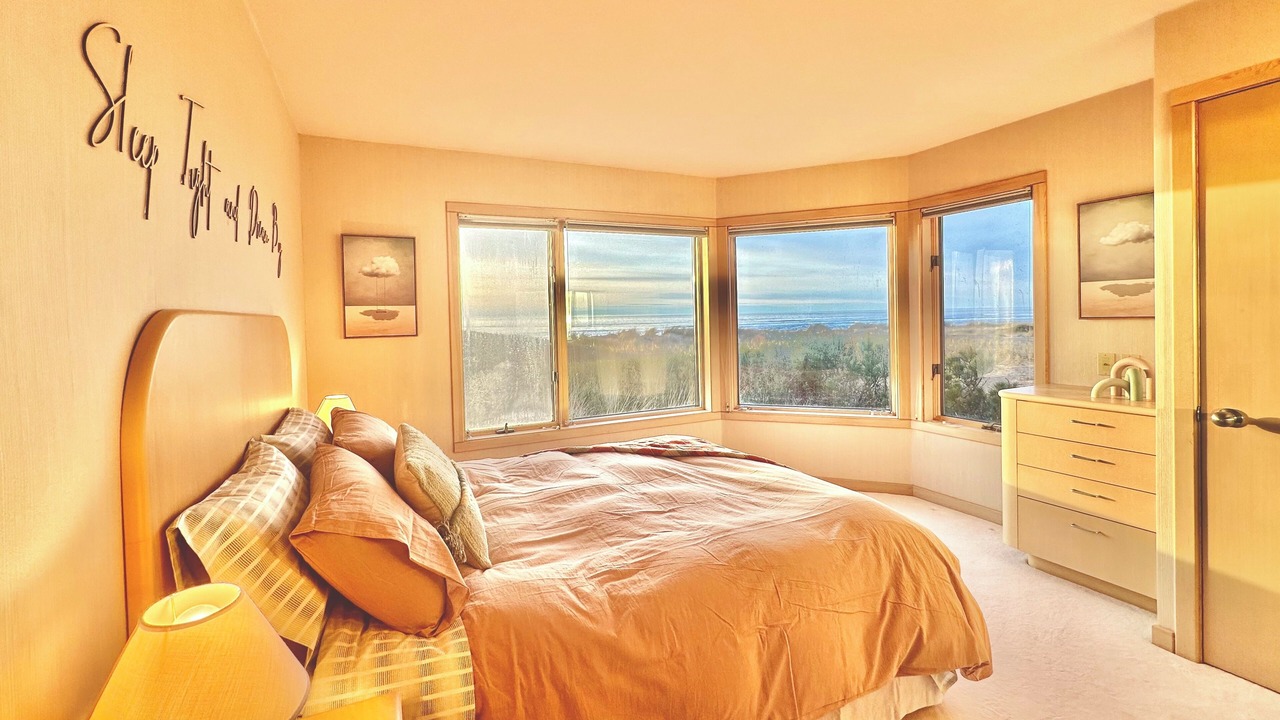 Photo of Bedroom in Gleneden Beach
