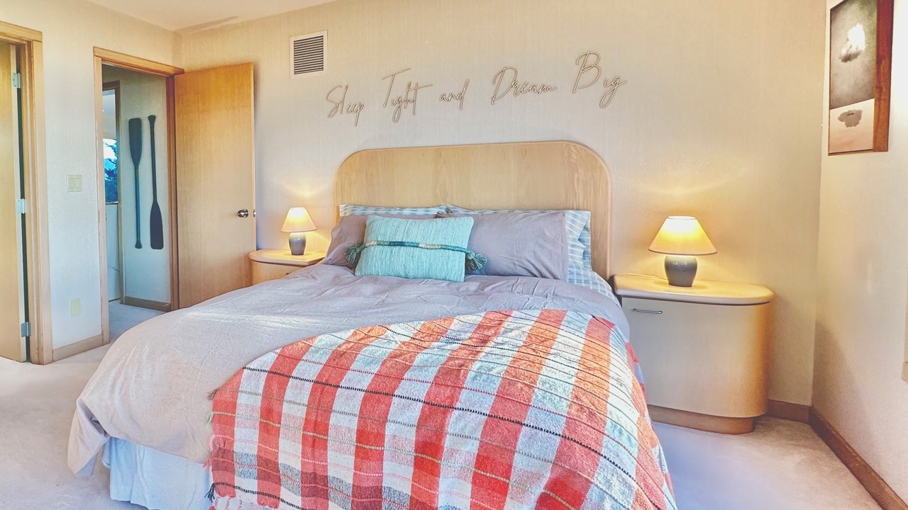 Photo of Bedroom in Gleneden Beach