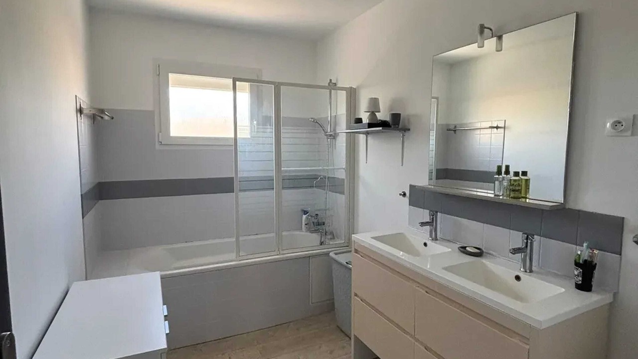 Photo of Bathroom in Flaux