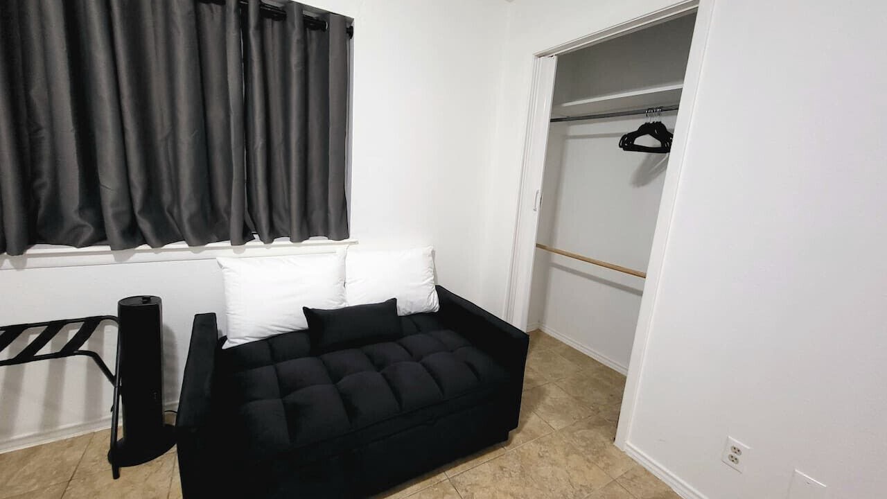 Photo of Livingroom in Eastern Division