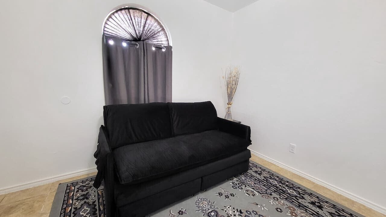 Photo of Livingroom in Eastern Division