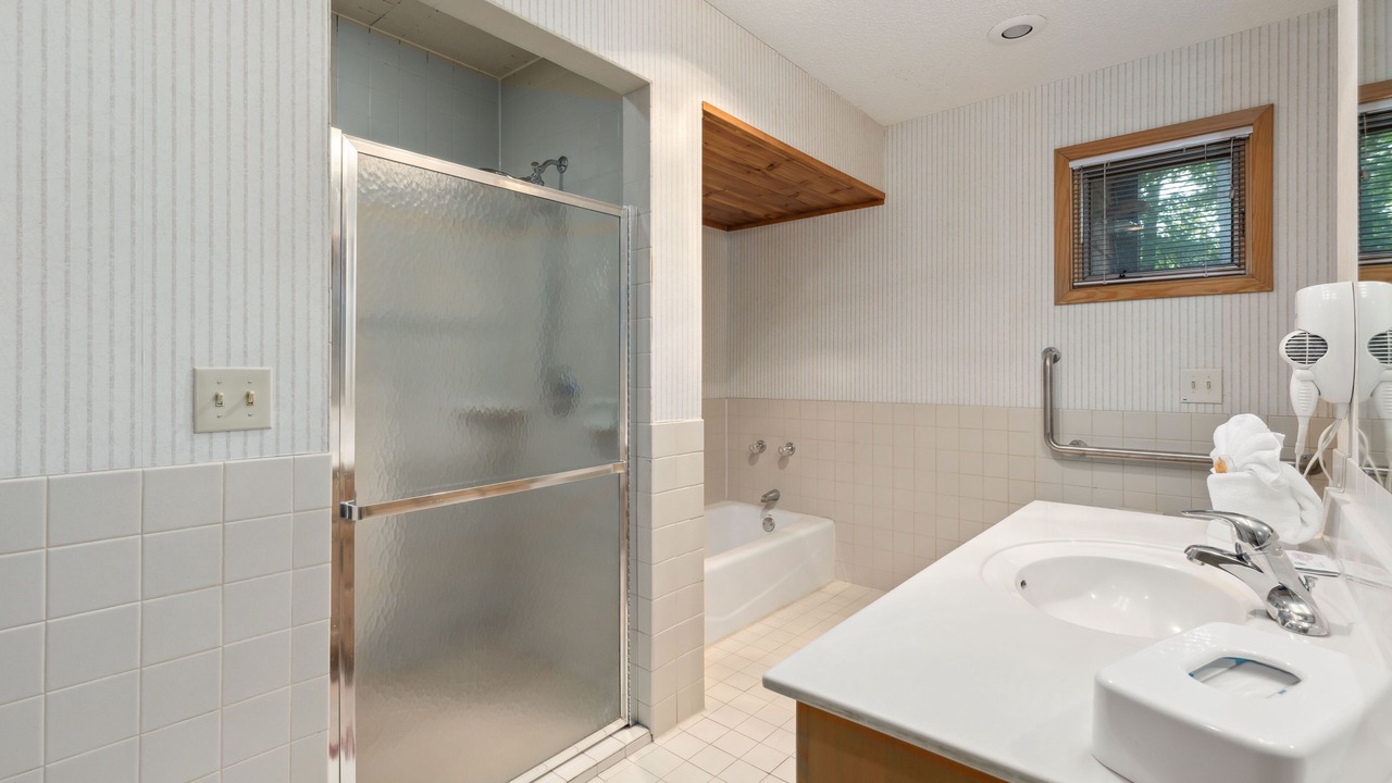 Photo of Bathroom in Lake Shore