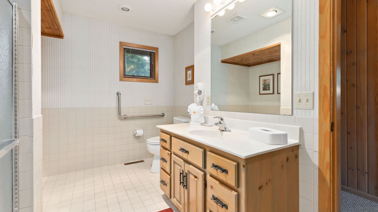 Photo of Bathroom in Lake Shore