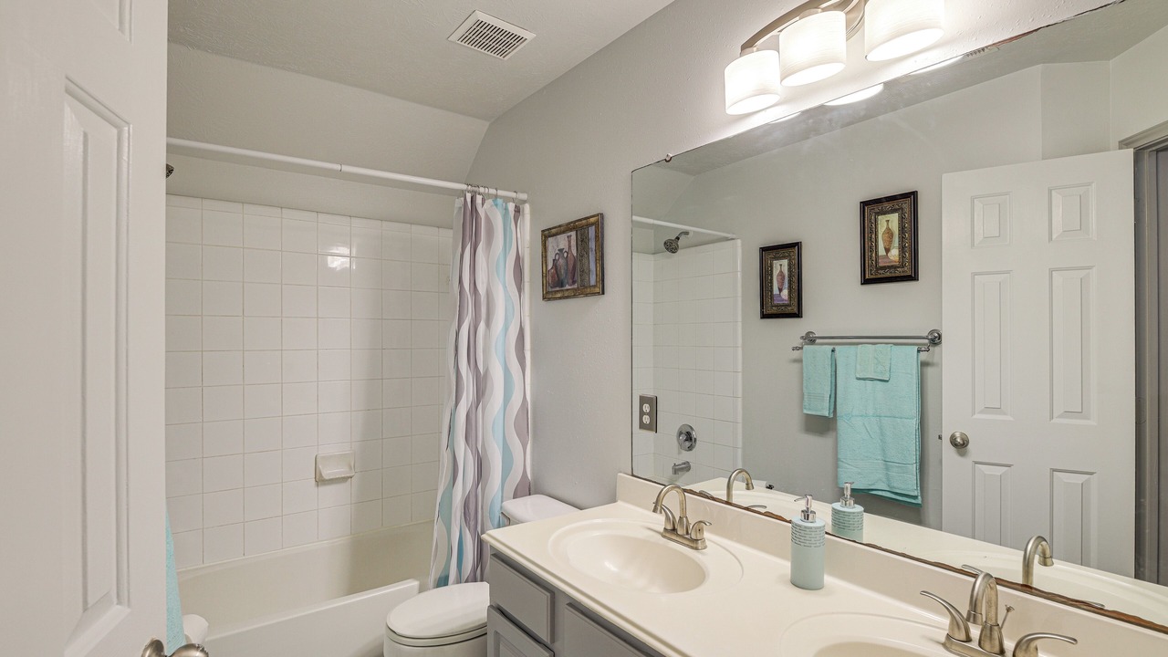 Photo of Bathroom in Cloverleaf