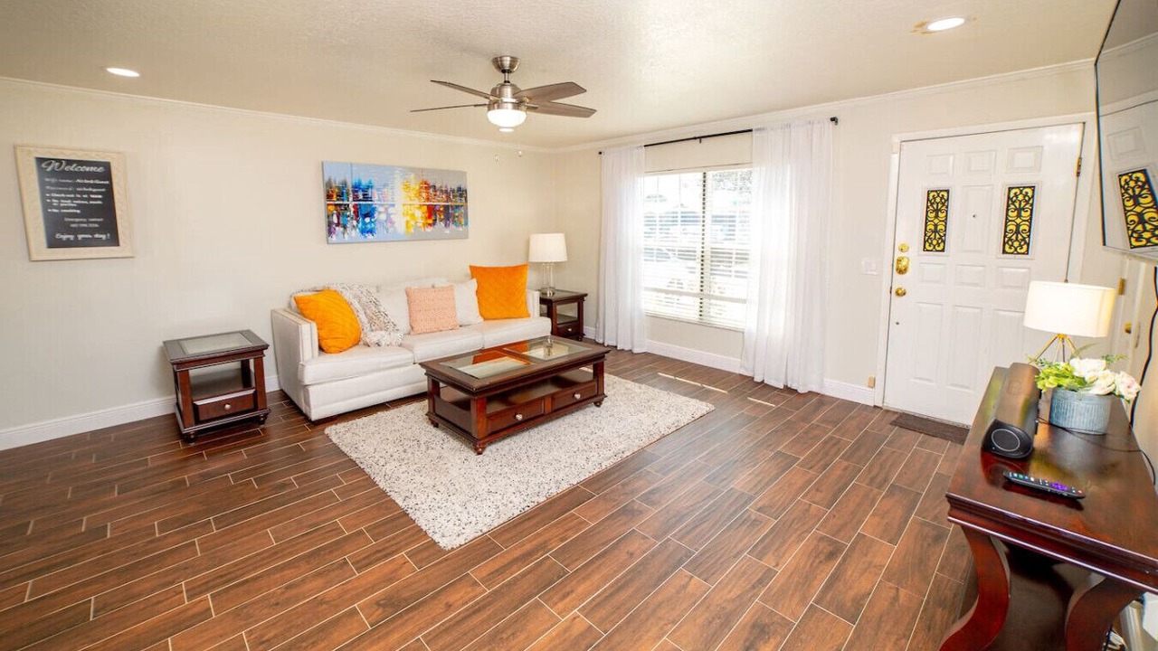 Photo of Livingroom in Oak Ridge