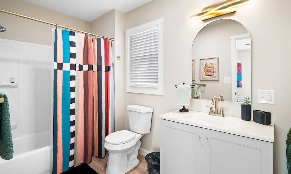 Photo of Bathroom in Detroit - Shoreway