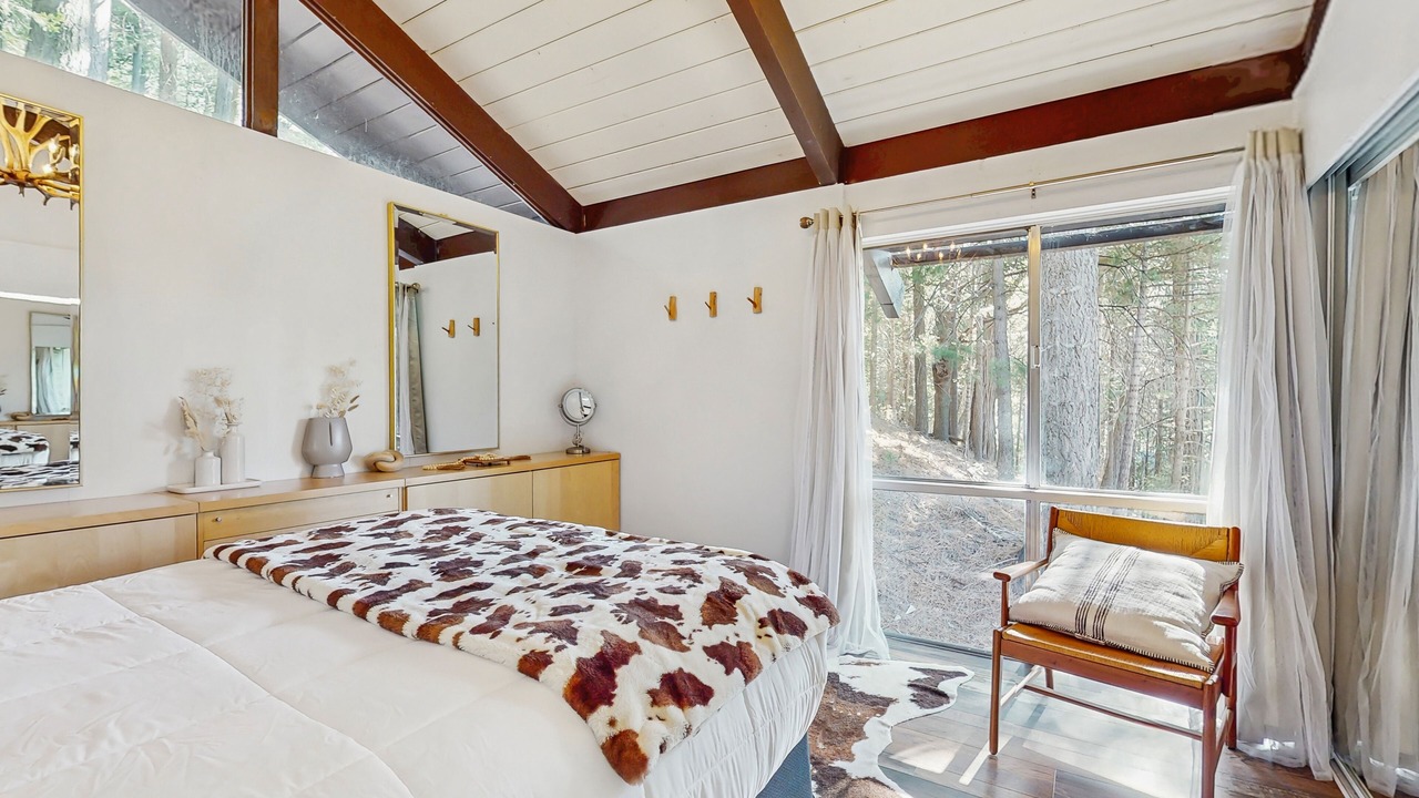 Photo of Bedroom in Twin Peaks