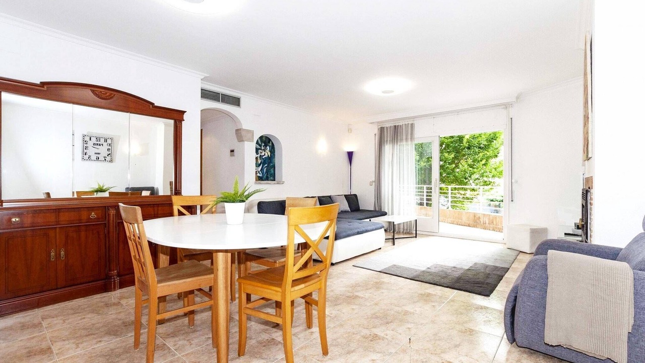 Photo of Livingroom in Roses Town Center