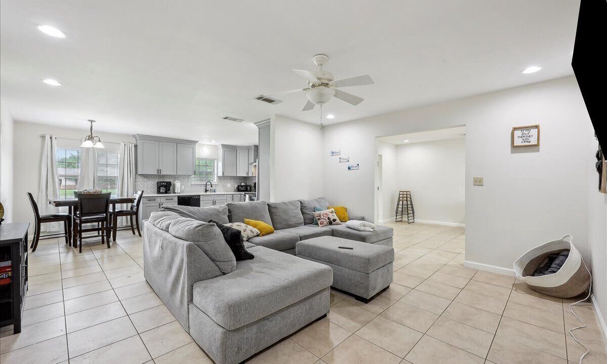 Photo of Livingroom in Bridge City