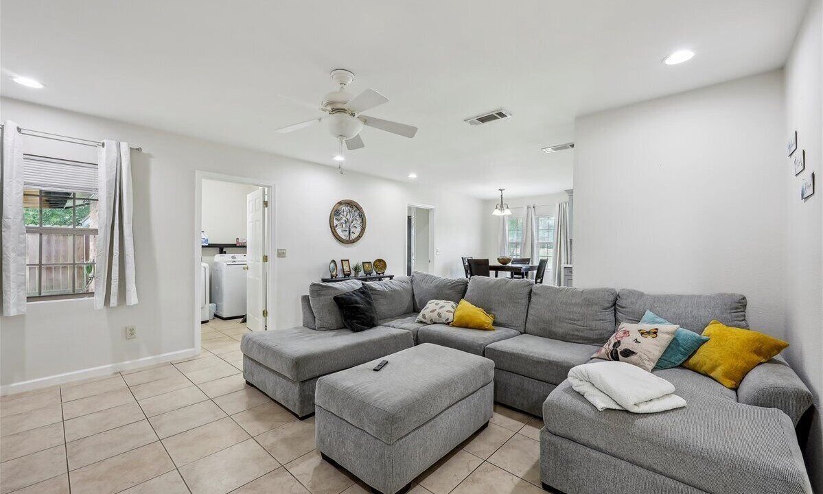 Photo of Livingroom in Bridge City