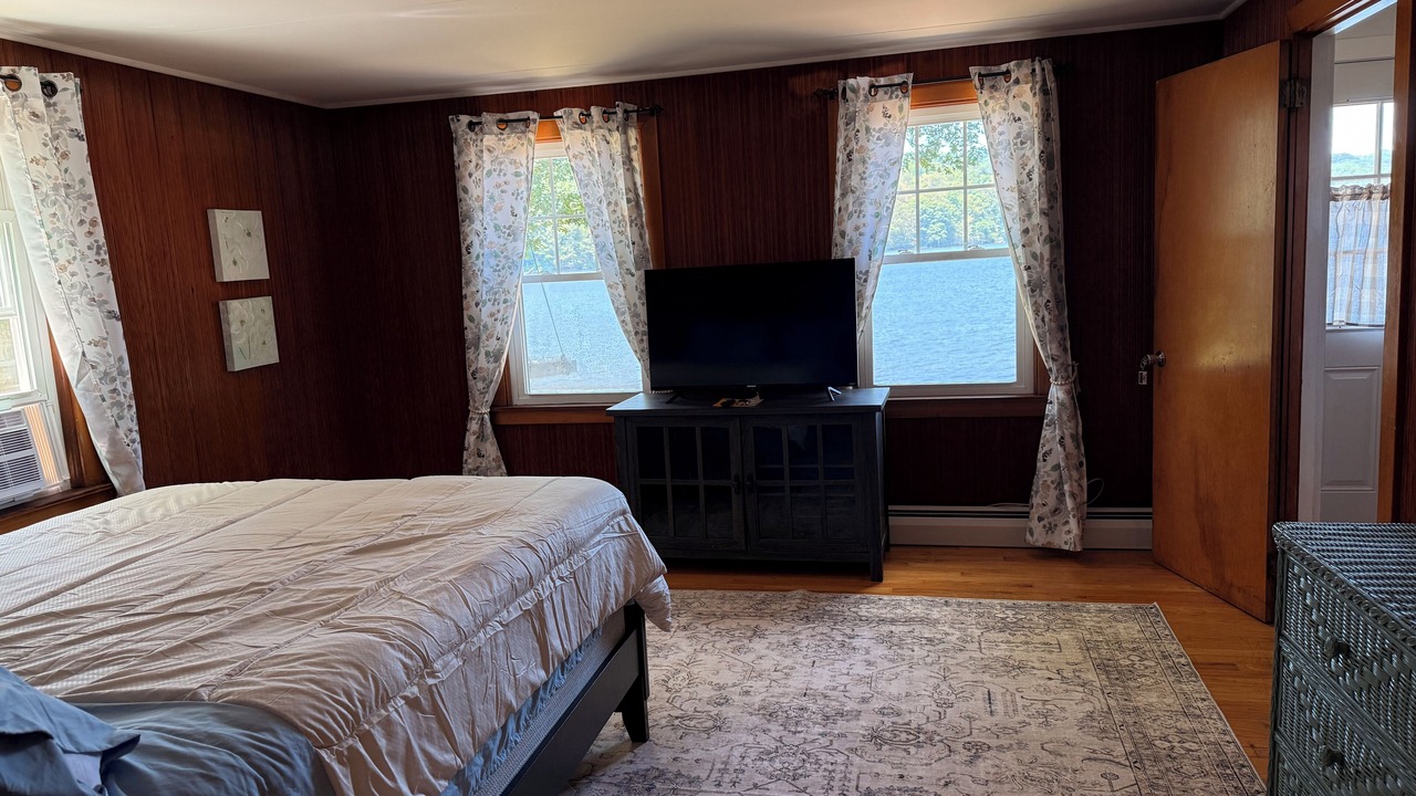 Photo of Bedroom in Saunderstown