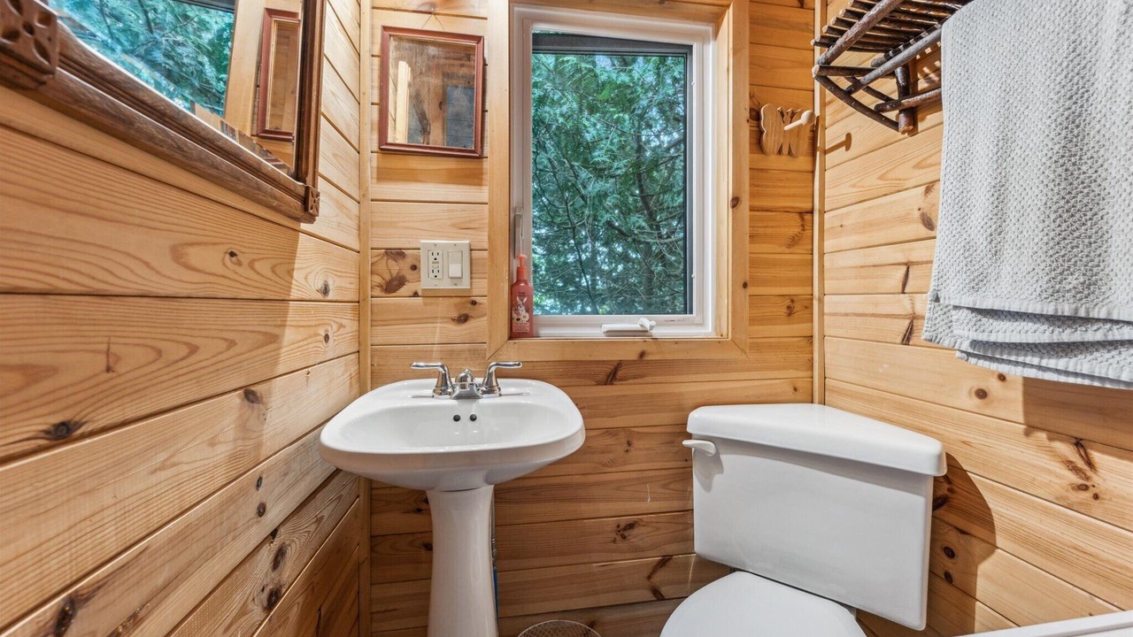 Photo of Bathroom in Colpoys Bay