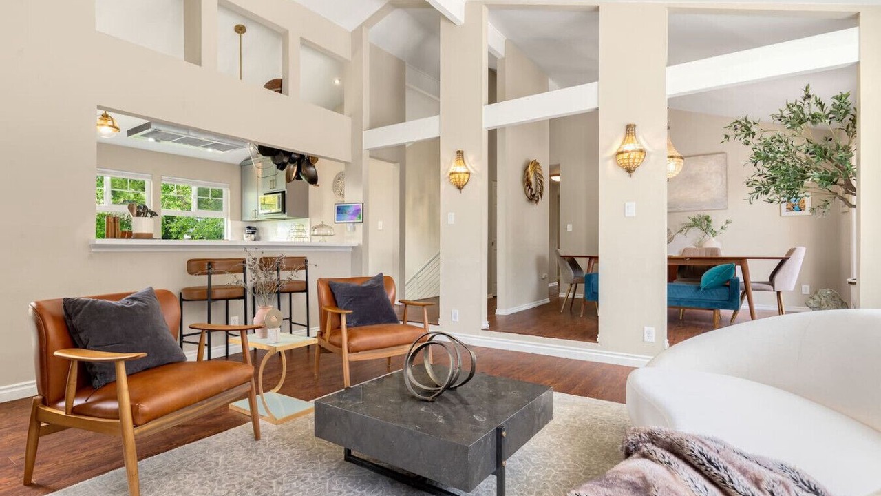 Photo of Livingroom in Inglewood-Finn Hill