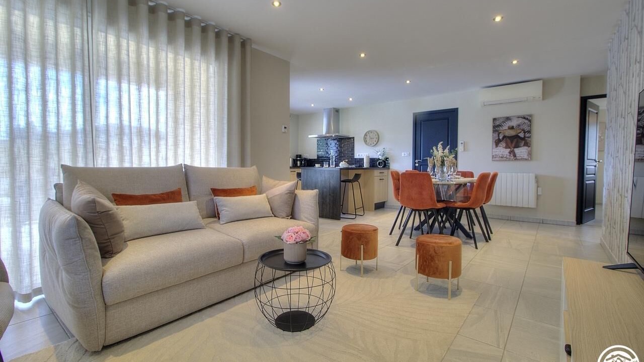 Photo of Livingroom in Saint-Denis-les-Bourg