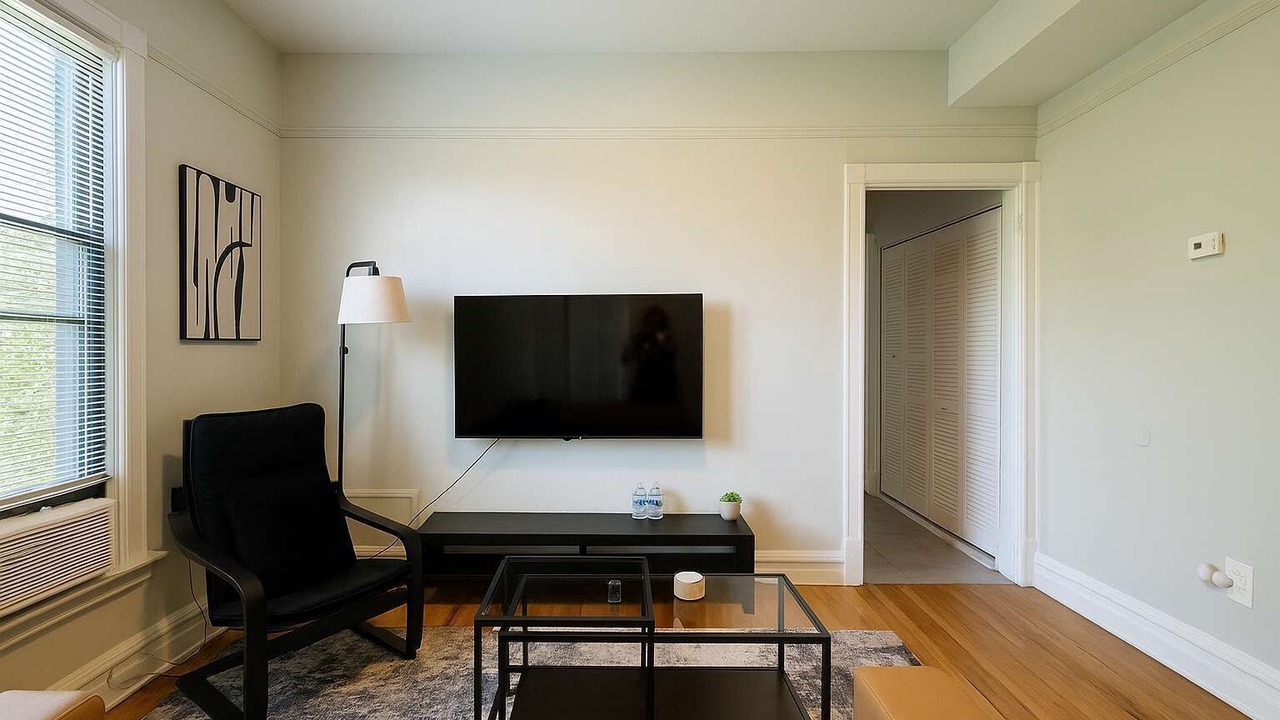 Photo of Livingroom in North Center