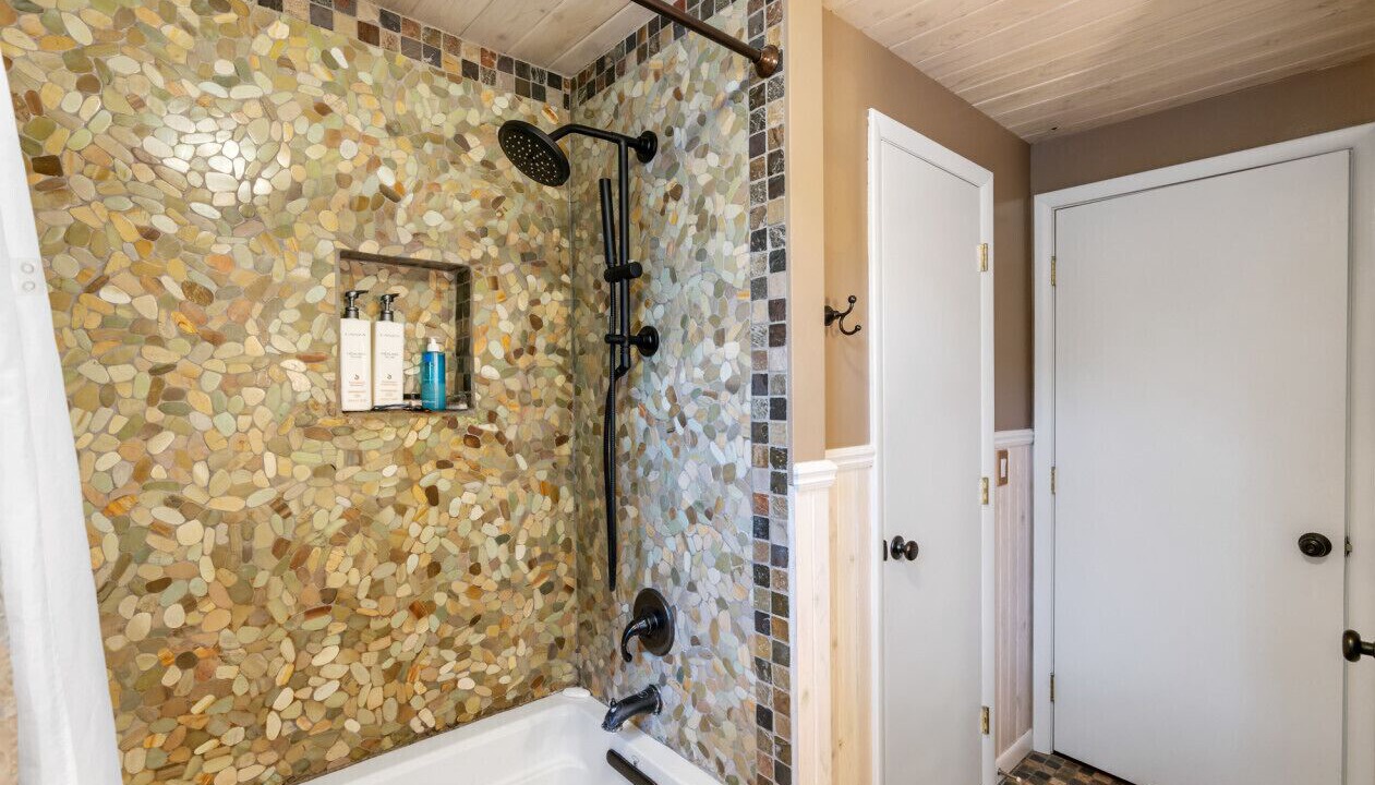 Photo of Bathroom in Brutus