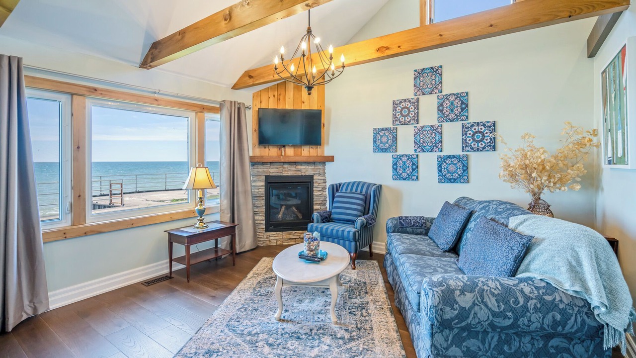 Photo of Livingroom in Point Abino